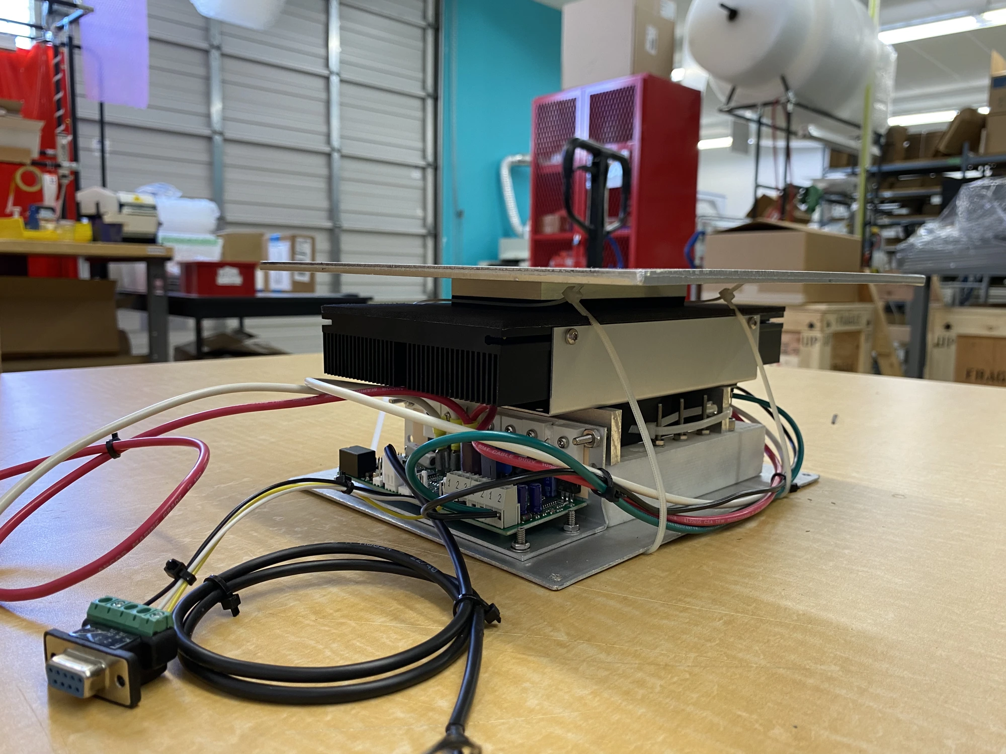 Assembled Peltier cooling setup with control electronics